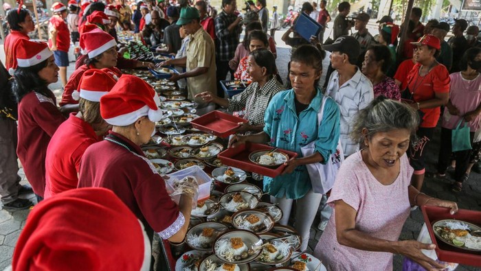 Potret Berbagi Makanan Gratis Rayakan Natal di Gereja Semarang Anggota relawan Piring Kasih membagikan makanan gratis kepada warga di Gereja Katolik Theresia Bongsari, Semarang, Jawa Tengah, Kamis (21/12/2023). Aksi berbagi kepada sesama yang diadakan setiap hari Kamis siang dengan menyediakan sebanyak 300 porsi makanan itu digelar untuk meringankan beban masyarakat kurang mampu dan menumbuhkan rasa kerukunan serta toleransi antar umat beragama sekaligus merayakan Hari Raya Natal 2023. ANTARA FOTO/Makna Zaezar/nz