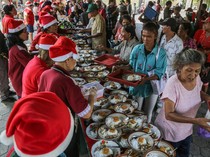 Potret Berbagi Makanan Gratis Rayakan Natal di Gereja Semarang