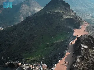 Jalan Menuju Gua Hira Dikelilingi Hamparan Rumput Hijau