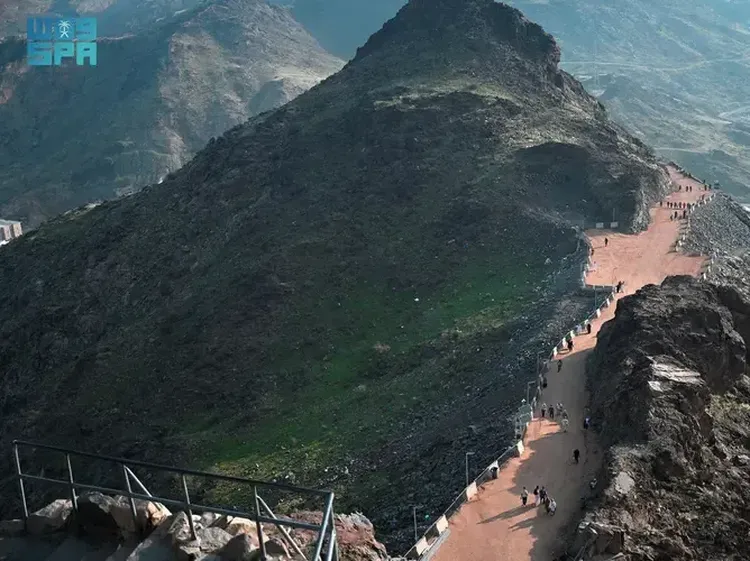 Jalan Menuju Gua Hira Dikelilingi Hamparan Rumput Hijau