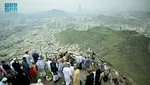 Jalan Menuju Gua Hira Dikelilingi Hamparan Rumput Hijau