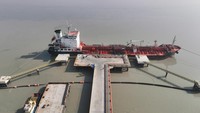Sebuah Kapal tanker Irak ditambatkan di pelabuhan Basra. Kapal yang memuat bahan bakar itu diberangkat ke Terusan Suez sebagai bantuan bagi warga Palestina di Gaza.