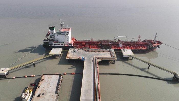 An Iraqi tanker bound for Suez Canal, with a cargo of fuel as aid for the Palestinians in Gaza, is moored at port in Basra, Iraq December 21, 2023.  REUTERS/Mohammed Aty