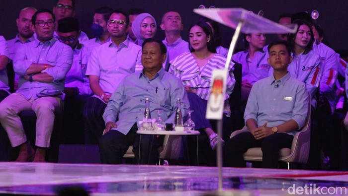 Potret Raffi Ahmad dan Nagita Slavina di Belakang Prabowo Sejumlah pesohor hadir di kubu Prabowo-Gibran pada debat Cawapres 2024 di JCC, Jakarta, Jumat (22/12/2023). Salah satunya adalah Raffi Ahmad dan Nagita Slavina.