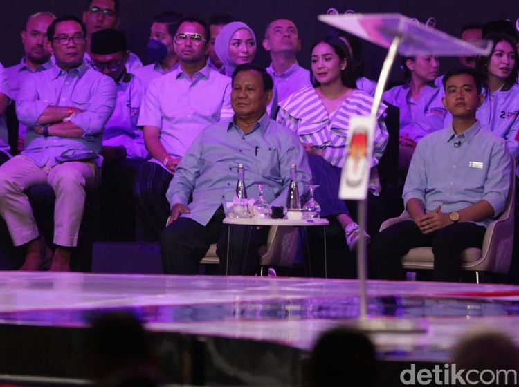 Potret Raffi Ahmad dan Nagita Slavina di Belakang Prabowo