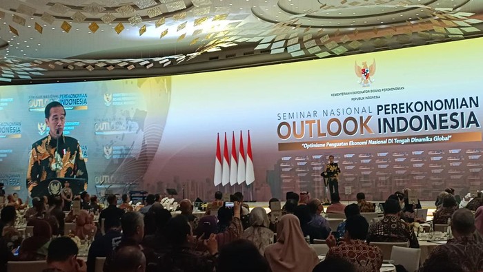 Presiden Jokowi saat memberikan arahan dalam Outlook Perekonomian 2024 Indonesia, di St Regis, Jakarta Selatan, Jumat (22/12/2023).