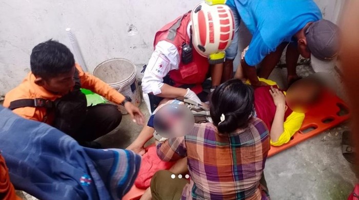 Proses evakuasi karyawan toko bangunan melahirkan di toilet tempat kerja Surabaya
