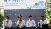 (Ki-ka) Direktur PT Pembangunan Jaya Ancol Tbk Cahyo Satrio Prakoso, Direktur Utama PT Pembangunan Jaya Ancol Tbk Winarto, Direktur PT Pembangunan Jaya Ancol Tbk Daniel Nainggolan, dan SVP Corporate Secretary Agung Praptono menghadiri public expose di kawasan Ancol, Jakarta Utara, Jumat (22/12/2023).