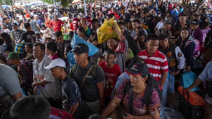 Ratusan Warga Batam Ikut Mudik Natal Gratis Naik Kapal Sejumlah pemudik angkutan kapal laut tujuan Belawan menunggu keberangkatan di terminal keberangkatan Pelabuhan Batu Ampar, Batam, Kepulauan Riau, Jumat (22/12/2023). PT Pelni (Persero) Cabang Batam menyiapkan tiket mudik Natal gratis sebanyak 450 lembar untuk kuota keberangkatan 22 Desember 2023 menggunakan KM Kelud dengan rute Batam-Belawan yang diperuntukkan untuk lansia, pelajar atau mahasiswa dan keluarga yang tidak mampu. ANTARA FOTO/Teguh Prihatna/nym.