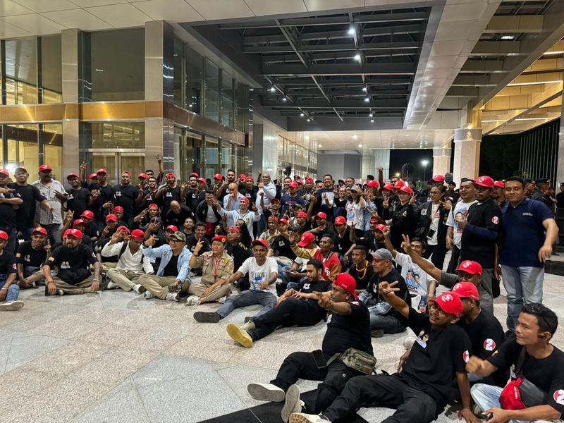Relawan Timor for Gibran meriahkan lokasi debat cawapres 2024