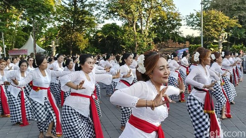 Ribuan penari Rejang Napak Siti menandakan dibukanya Denpasar Festival (Denfest) ke-16 di kawasan Catur Muka Denpasar, Bali, Jumat (22/12/2023). (Ni Made Lastri Karsiani Putri/detikBali)