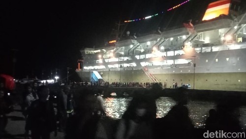 Ribuan warga asal Kabupaten Flores Timur dan Lembata yang diangkut KM Lambelu tiba di Pelabuhan Laut Larantuka, Nusa Tenggara Timur (NTT), Jumat malam (22/12/2023). (Foto: Arnoldus Yurgo Purab/detikBali)