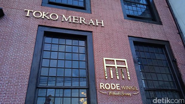 Toko Merah: Menikmati Kopi dan Pisang Goreng di Bangunan 293 Tahun