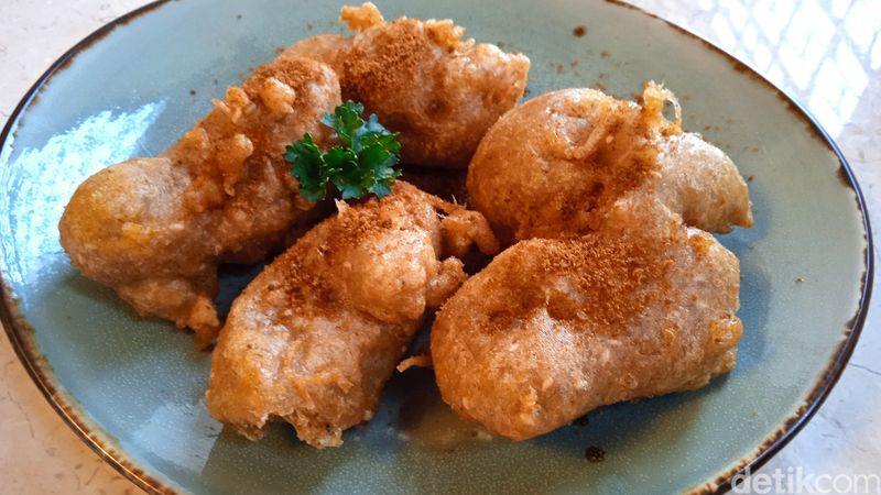 Toko Merah: Menikmati Kopi dan Pisang Goreng di Bangunan 293 Tahun