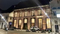 Sebuah bangunan megah di seberang kawasan kota Tua menarik perhatian. Warnanya yang merah membuatnya mencolok di antara bangunan-bangunan bersejarah lainnya. Foto: Tim detikfood