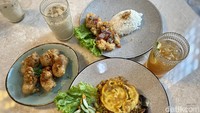 Ada banyak menu yang ditawarkan di sini. Mulai dari makanan utama, camilan, hingga racikan minuman yang segar. Foto: Tim detikfood