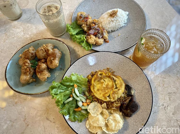 Bisa Ngopi Enak  Ditemani Pisang Goreng di Bangunan  Kolonial Ini