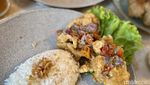 Bisa Ngopi Enak  Ditemani Pisang Goreng di Bangunan  Kolonial Ini