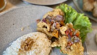 Menu pertama ada ikan dori yang renyah luarnya dna lembut di bagian dalamnya. Untuk menambahkan rasanya pelengkap berupa sambal matah yang pedas segar ditambahkan di atasnya. Foto: Tim detikfood
