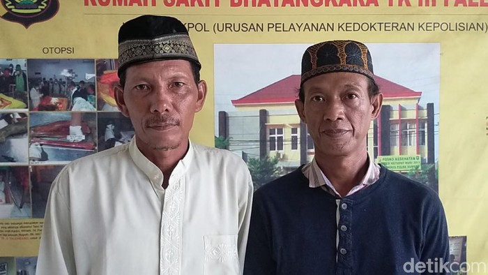 Rusdi Kakak korban (baju putih) serta pihak Keluarga yang datang ke RS Bhayangkara Palembang