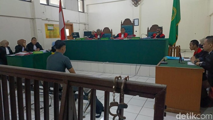 Saksi, anggota Polisi Ricky saat Jalani Sidang  perkara pengangkutan minyak ilegal jenis solar sebanyak 10 ribu liter.