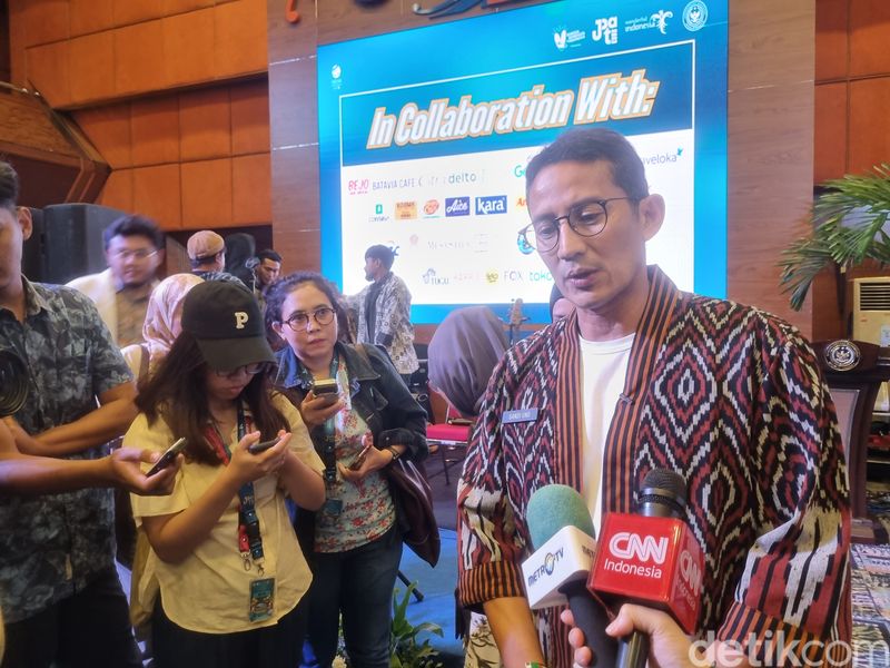Menparekraf Sandiaga Salahuddin Uno dalam jumpa wartawan akhir tahun di Gedung Kemenparekraf, Jakarta, Jumat (22/12/2023).