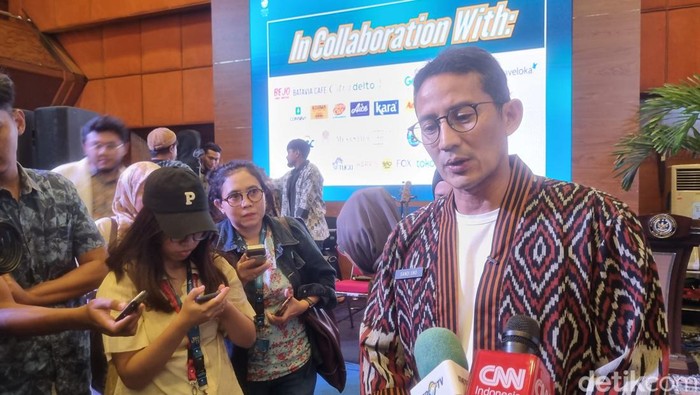 Menparekraf Sandiaga Salahuddin Uno dalam jumpa wartawan akhir tahun di Gedung Kemenparekraf, Jakarta, Jumat (22/12/2023).