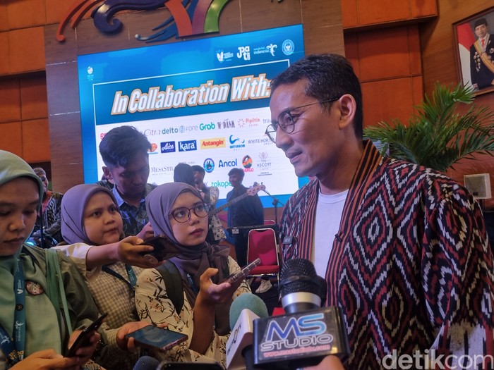 Menparekraf Sandiaga Salahuddin Uno dalam jumpa wartawan akhir tahun di Gedung Kemenparekraf, Jakarta, Jumat (22/12/2023).