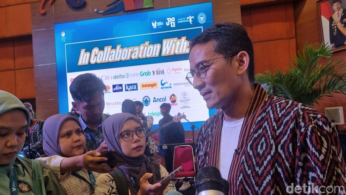 Menparekraf Sandiaga Salahuddin Uno dalam jumpa wartawan akhir tahun di Gedung Kemenparekraf, Jakarta, Jumat (22/12/2023).