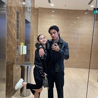 Hubungan Sandrinna dan Junior juga sempat disorot saat ibunda Sandrinna sempat menyindirnya. Kala itu ibunda Sandrinna menuding putrinya sudah dicuci otak hingga melupakan orangtuanya. Banyak netizen yang kemudian menduga jika Junior lah yang mencuci otak Sandrinna. Foto: Instagram/@sandrinna_11/@juniorrobertss