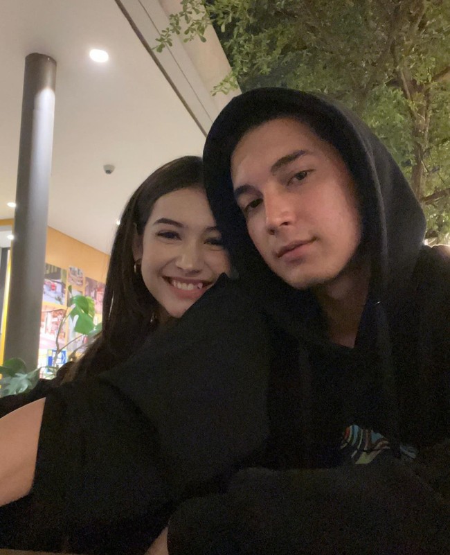 Memiliki perbedaan usia 7 tahun nyatanya tak menjadi penghalang bagi Sandrinna dan junior. Meski banyak yang memberikan nyinyiran namun tak sedikit juga yang mendukung hubungan keduanya. Foto: Instagram/@sandrinna_11/@juniorrobertss