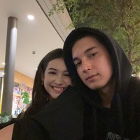 Memiliki perbedaan usia 7 tahun nyatanya tak menjadi penghalang bagi Sandrinna dan junior. Meski banyak yang memberikan nyinyiran namun tak sedikit juga yang mendukung hubungan keduanya. Foto: Instagram/@sandrinna_11/@juniorrobertss