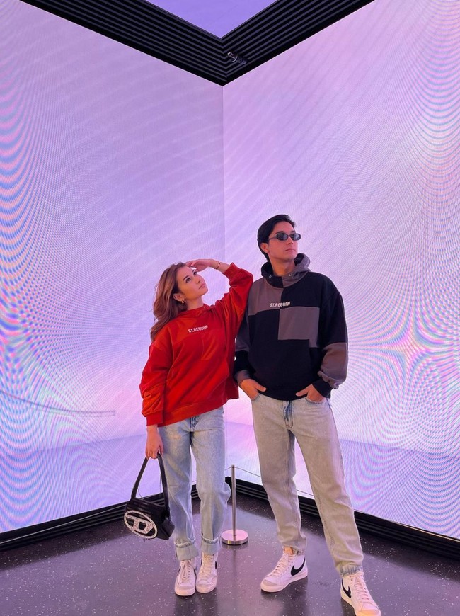 Sama-sama memiliki darah blasteran tak heran jika Sandrinna dan Junior memiliki paras yang rupawan. Pesona keduanya pun tak kalah mencuri atensi. Foto: Instagram/@sandrinna_11/@juniorrobertss