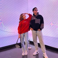 Sama-sama memiliki darah blasteran tak heran jika Sandrinna dan Junior memiliki paras yang rupawan. Pesona keduanya pun tak kalah mencuri atensi. Foto: Instagram/@sandrinna_11/@juniorrobertss