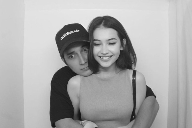 Perbedaan usia diantara Sandrinna dan Junior juga tak kalah jadi sorotan. Banyak yang mengatakan jika Junior memacari gadis di bawah umur. Diketahui saat ini Sandrinna baru berusia 16 tahun, sementara Junior 23 tahun. Foto: Instagram/@sandrinna_11/@juniorrobertss