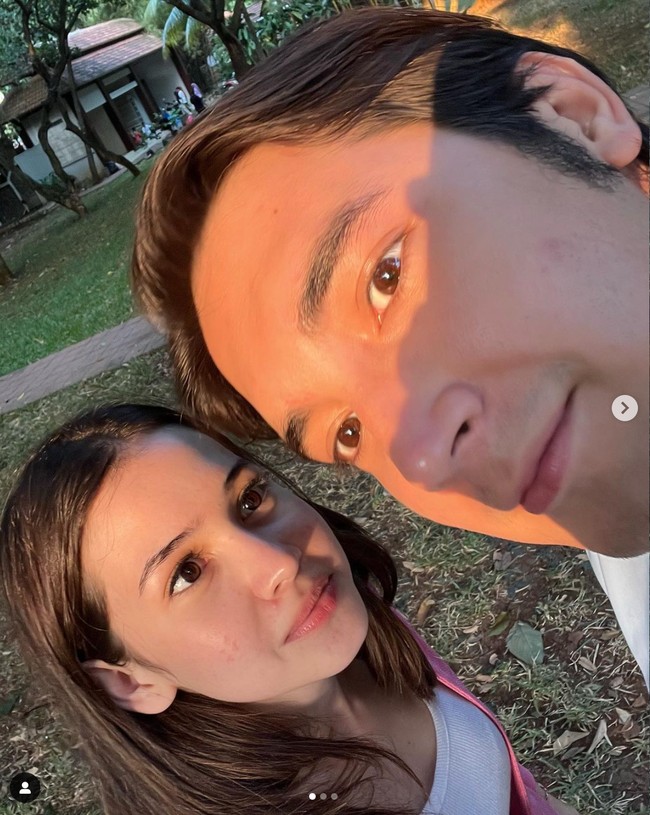 Gaya pacaran Sandrinna Michelle dan Junior Roberts kerap mencuri atensi dan tuai kontroversi. Tak sedikit yang memberikan nyinyiran karena menganggap gaya pacaran keduanya terlalu mesra dan dewasa. Foto: Instagram/@sandrinna_11/@juniorrobertss