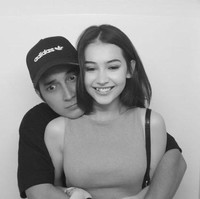 Perbedaan usia diantara Sandrinna dan Junior juga tak kalah jadi sorotan. Banyak yang mengatakan jika Junior memacari gadis di bawah umur. Diketahui saat ini Sandrinna baru berusia 16 tahun, sementara Junior 23 tahun. Foto: Instagram/@sandrinna_11/@juniorrobertss