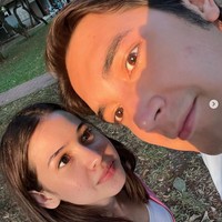 Gaya pacaran Sandrinna Michelle dan Junior Roberts kerap mencuri atensi dan tuai kontroversi. Tak sedikit yang memberikan nyinyiran karena menganggap gaya pacaran keduanya terlalu mesra dan dewasa. Foto: Instagram/@sandrinna_11/@juniorrobertss