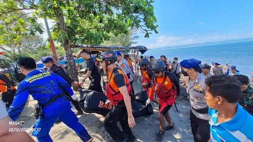 SAR dan Polisi bersama warga evakuasi jenazah laki-laki ditemukan mengambang di Pantai Tanjung Karang Lombok Barat, Jumat (22/12/2023). (Humas SAR Mataram)
