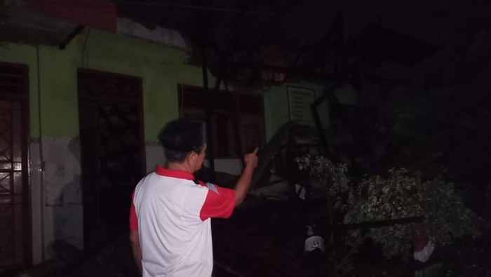 SDN di Mojokerto ambruk setelah diguyur hujan