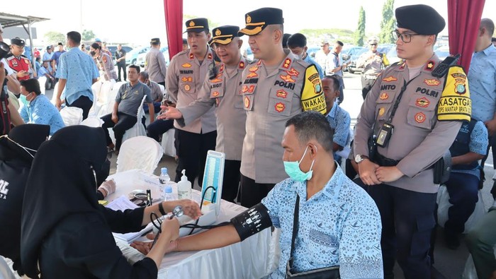 Sejumlah sopir angkutan umum di kawasan Bandara Soekarno-Hatta menjalani pemeriksaan kesehatan jelang Natal dan Tahun Baru 2024 (dok istimewa)