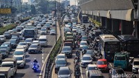 Penyebab polusi udara di Jakarta salah satunya karena kendaraan bermotor. Menurut Polda Metro Jaya jumlah kendaraan bermotor di Jakarta saat ini mencapai 23 juta unit. Ari Saputra/detikcom/File.