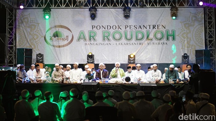 Selawat barang Habib Syech Assegaf di Ponpes Ar Roudloh Surabaya