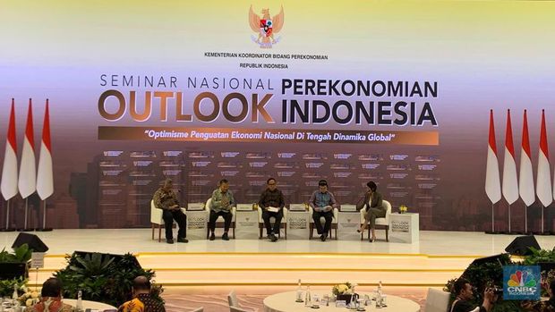 Seminar Nasional Outlook Perekonomian Indonesia 2024 dengan tema 