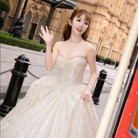 Aktris China Shang Qi menjadi salah satu yang gayanya paling dinanti penggemar di acara penghargaan Tencent Video Starlight Awards 2023. Tak mengecewakan, pemain Choice Husband itu terlihat mempesona dengan ball gown silver bak seorang putri kerajaan.  Foto: Dok. Weibo