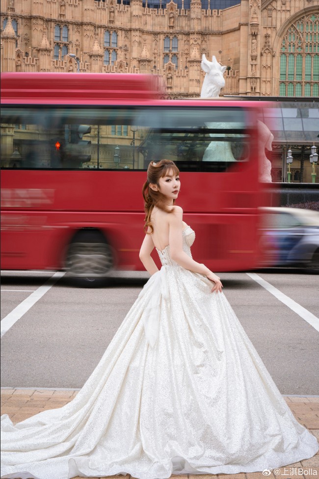 Banyak netizen yang khawatir dengan kesehatanku dan itu membuatmu terkejut dan tersentuh di waktu yang sama, tulisnya di Weibo selagi membagikan selfie di mana hidungnya disumbat tisu. Foto: Dok. Weibo