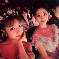 Dalam postingannya, Shang Qi juga berterima kasih kepada para staf di acara itu yang memberikannya obat tradisional China. Mereka juga memastikan pemain The Demon Hunter itu baik-baik saja dengan memeriksa nadi dan memberi waktu istirahat. Karena itu, ia bisa menghadiri acara sampai selesai. Foto: Dok. Weibo