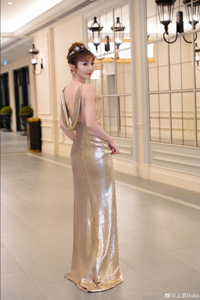 Dalam postingan lain yang menampilkan gaun keduanya, Shang Qi menjelaskan alasannya bisa jatuh. Dikatakan jika ia sudah bangun sejak pukul 04:30 untuk sebuah pemotretan lalu bergegas ke acara karpet merah. Aku berlari di parkiran telanjang kaki dan sudah jatuh beberapa kali mengenakan gaun 40 pon (18 kg). Aku juga pakai high heels 20 cm di mobil, ujarnya. Foto: Dok. Weibo