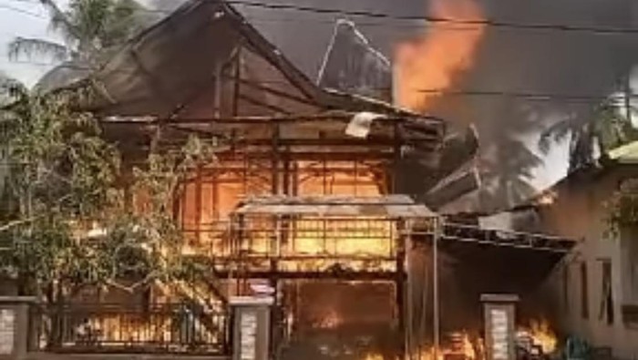 Rumah warga bernama Alwi (47) di Kabupaten Soppeng, Sulawesi Selatan (Sulsel) hangus terbakar.