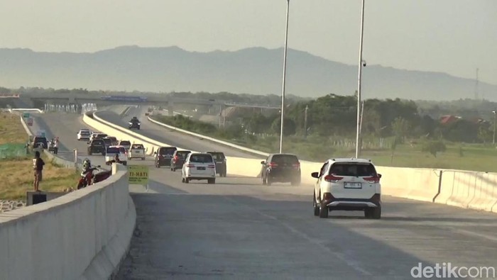 Suasana arus lalu lintas di jalur fungsional Tol Solo-Jogja, Jumat (22/12/2023) pagi.